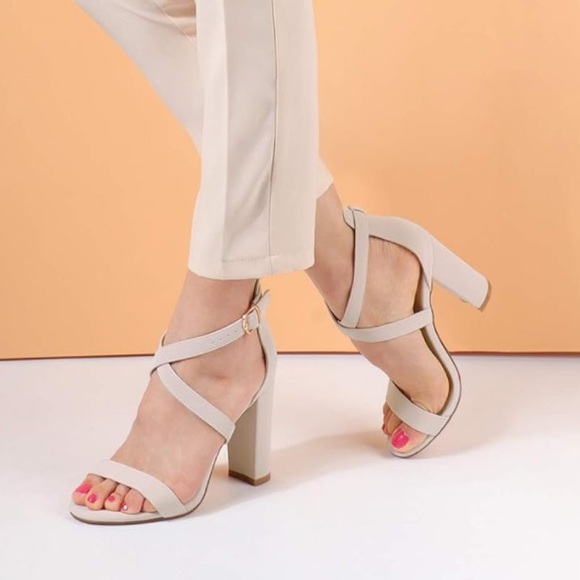 Women’s Heels - Picture 4 of 15